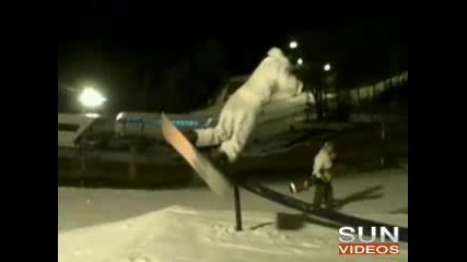 Сноубордист Се Пребива На Рампа