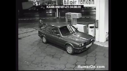 Жена на бензиностанция 