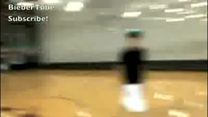 Justin Bieber играе баскетбол 