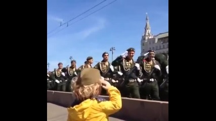 Силно! Малко детенце отдава чест пред войниците