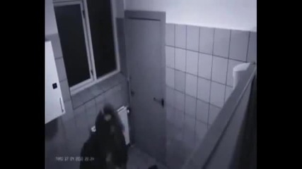 Мацка пребива приятеля си в тоалетна