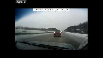 Жена Губи Контрол На Заледен Път