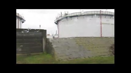 Зад стените на петролна рафинерия