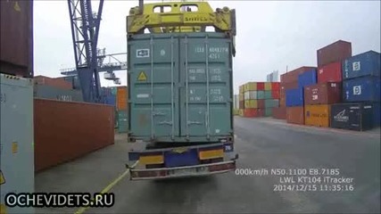 Мощен пристанищен кран вдига камион вместо трансконтейнер !