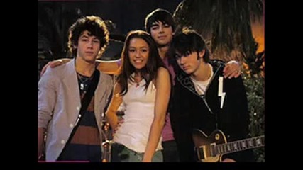Jonas Brothers and Miley Cyrus Duet - Star Sprangled Banner