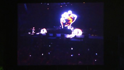 Bonnaroo 2011, Eminem performing No Love