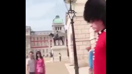 Гвардеец приспа нахалник с един удар.