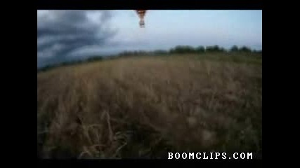 Момиче пада от Летящ Балон