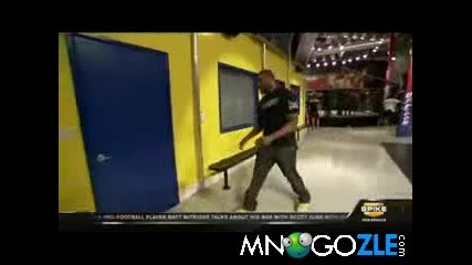 Mma боец сгъна врата