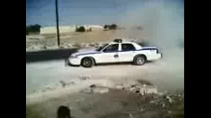 Полицай прави слънца със служебната си кола