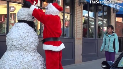 Снежен човек плаши хората на улицата - Коледна шега