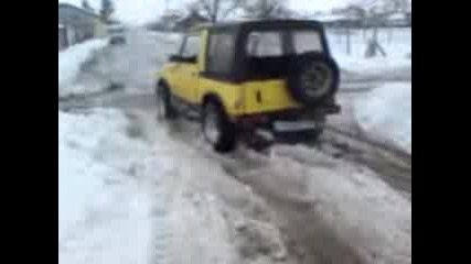 suzuki samurai дърпа mercedes 190+сняг и лед