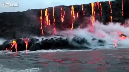 Живописен водопад от лава