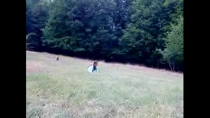 Деца се таркалят по поляната
