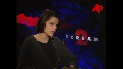 Актрисата Нийв Кембъл говори за филма си Писък 2 (1997)