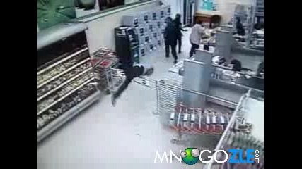 Охранител се пребива (смях)