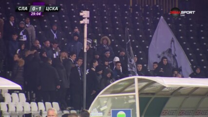 Гневна реакция на феновете след попадението на ЦСКА доведе до прекъсване на срещата