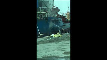 Пожар в кораб на пристанището в Бургас