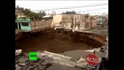 Гигантска дупка в Гватемала погълна няколко здания 2. 