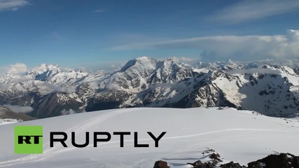 Полицаи почитат 70-тата годишнина от Втората световна война с изкачване на връх Елбрус