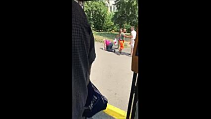 Мъж блъска и обижда възрастна жена в ж.к. "Люлин"