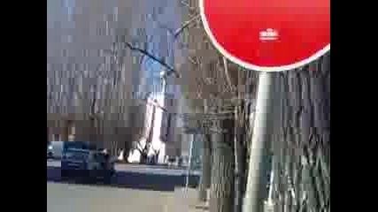 Полицай Не Спазва Правилата За Движени