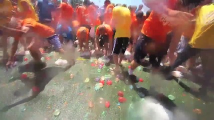 Най - голямата битка с балони пълни с вода