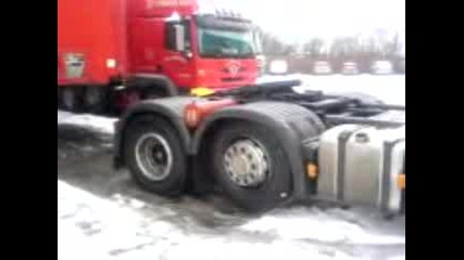 Scania буксува на сняг