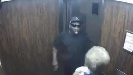 Ужас: Жена бе блокирана в асансьор заедно с въоръжен с нож обирджия