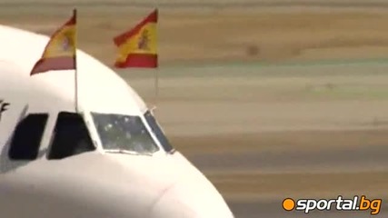 Торта за испанците в самолета, шампионите кацнаха в Мадрид