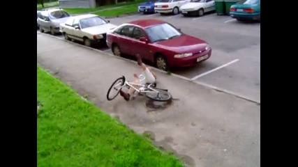Така се пада от колело...