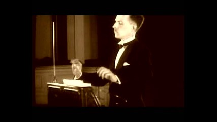 Лев Термен през 1928 г. свири на създадения от него Theremin 