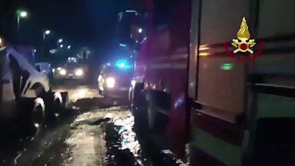 Порои предизвикаха свлачища в Италия, издирват майка и син