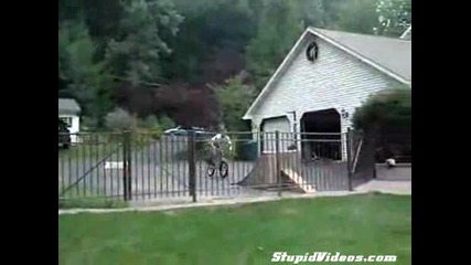 Як скок със Bmx в басейн