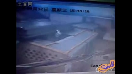 Крадец пада 4 пъти от покрива 