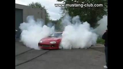 Toyota Supra си пали гумите 