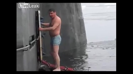 Луди руснаци плуват в окена по време на зима.