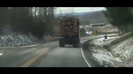Спускане с камион, пълен с дърва