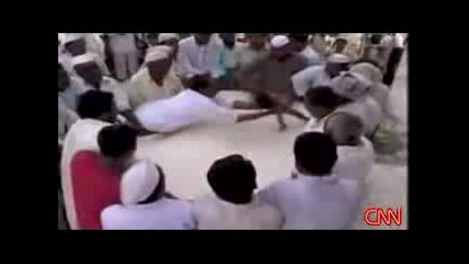 Ужасяващ ритуал с малки деца в Индия