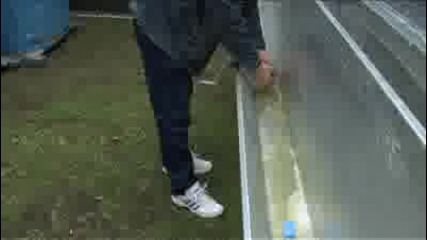 Un homme se lave les mains dans l urine 