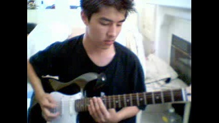 Момче свири на китара Papercut на Linkin Park