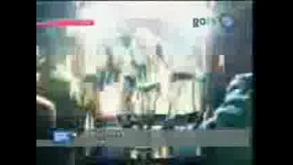 Avril Lavigne - Hot