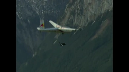 Човек показва екстремни умения на крилата на два летящи самолета !