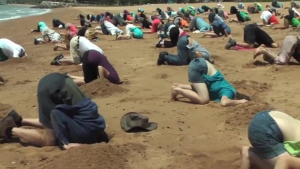 Австралийци протестират с глави заровени в пясъка