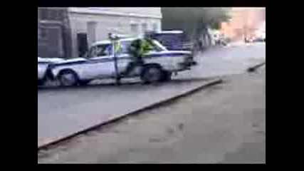 Джип минава през руска полиция