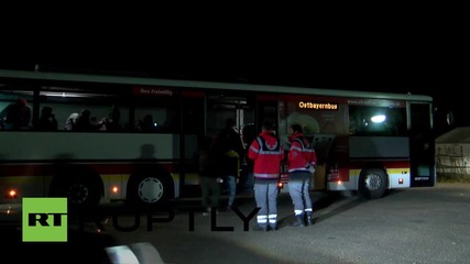 Germany: Hundreds of refugees await at Austrian border in darkness