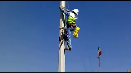 Работник показва оригинален начин за изкачване