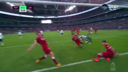 Хари Кейн се вихри след безобразни подаръци в червено