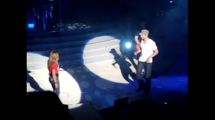 Enrique Iglesias - Енрике Инглесиас Целува момиче на концерта си 