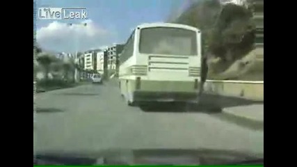 човек , се изпуска от автобуса